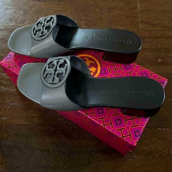 Tory Burch-Bombe Miller leather sandal 7.5-brand new-light blue/navy-Retail $300 - Picture 2 of 15